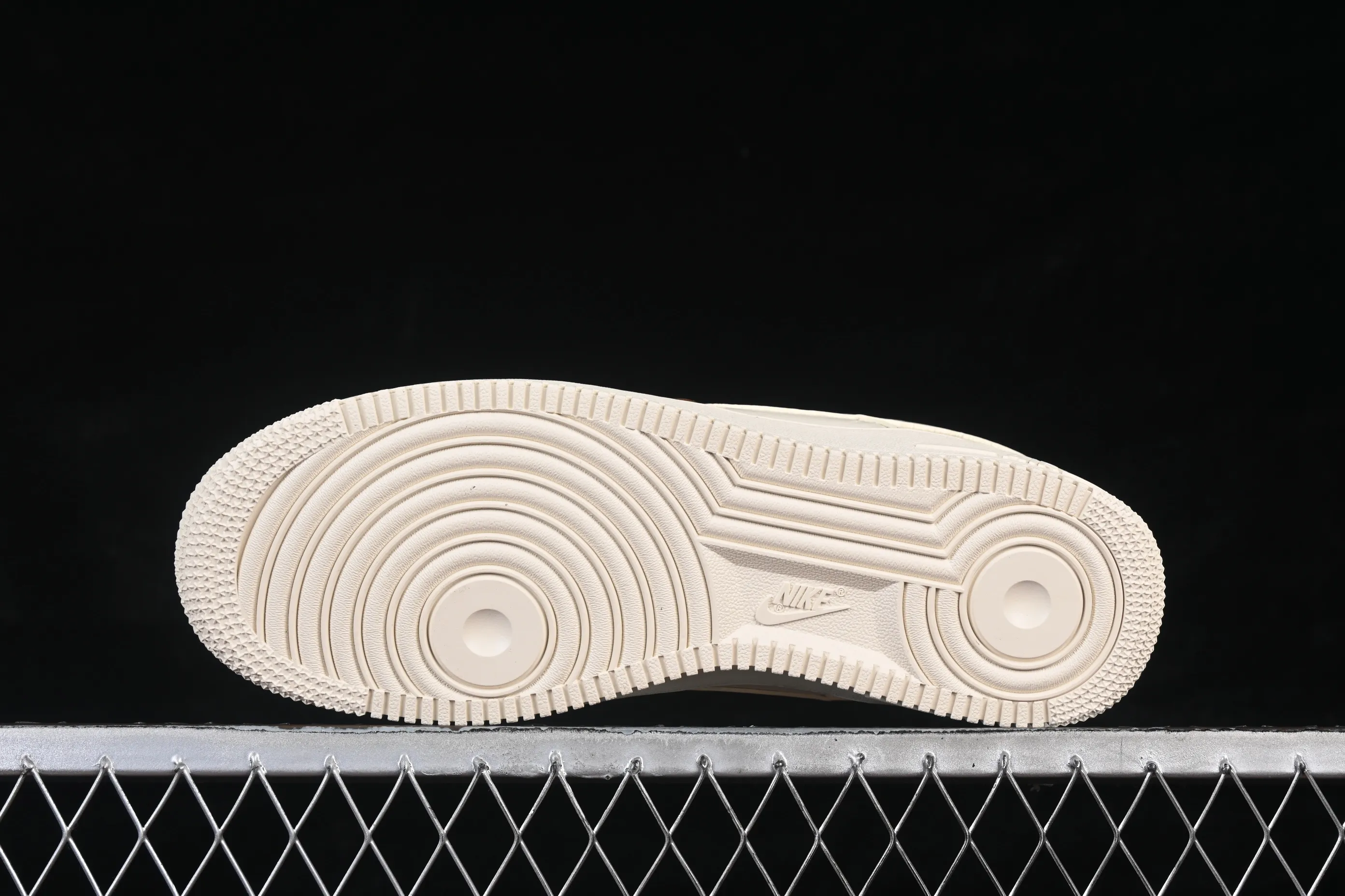 All categories Nk Air Force 1 Air Force series Nk Air Force 1 Low Air Force low top Nike Air Force 1'07 Low joint milk white coffee brown Air Force 1 low top casual sneakers IH1817-800
